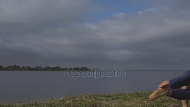 Žena vlaky strečink, jóga praxe — Stock video