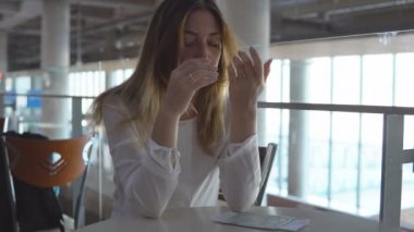 Genç sarışın kız için uçak geç