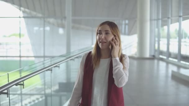 Mujer habla en el teléfono inteligente mientras aborda en avión — Vídeos de Stock