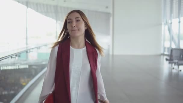 Hermosa mujer corriendo a bordo del avión — Vídeos de Stock