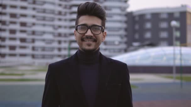 Retrato de joven hombre de negocios con estilo en gafas y mirando a la cámara. Hombre sonriendo y haciendo pulgares hacia arriba — Vídeo de stock