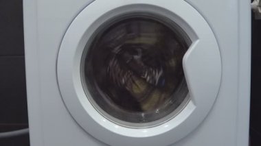 Çamaşır makinesi çamaşır yıkıyor. Çamaşır deterjanıyla çamaşır yıkamak..