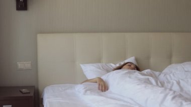 Çalar saat kadın döner