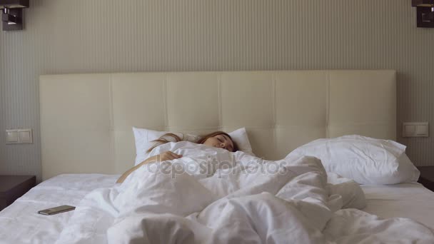女性は寝坊と仕事に遅刻 — ストック動画