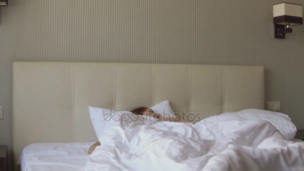 Молодая сонная женщина проснулась — стоковое видео