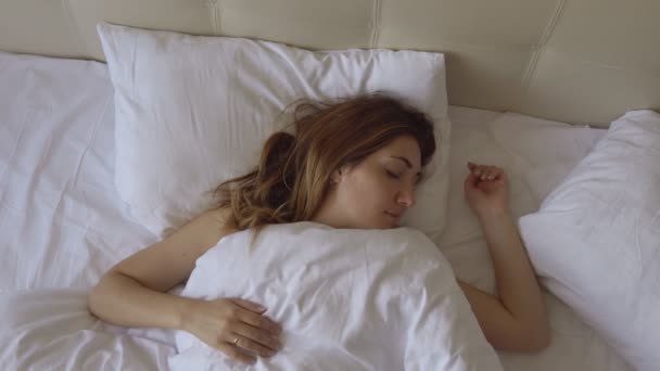Молодая сонная женщина проснулась — стоковое видео