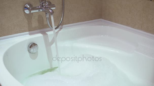 Снимок крана из ванны с джакузи, наполненной пузырьками воды — стоковое видео