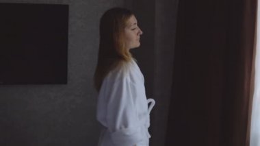 Pozitif kadın pencereden görünüyor