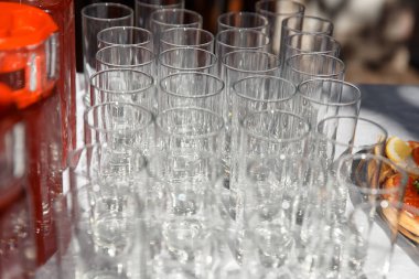 Özel günlerde kutlama için boş şampanya kadehleri hazır..