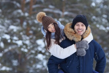 Kış ormanda yürüyüş oynak genç Çift