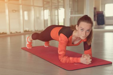 Spor salonunda büyüleyici sporcumuz trenler