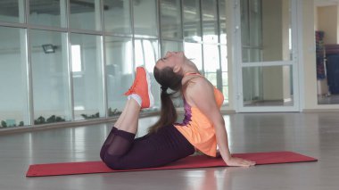 Sportif kadın spor mat spor eğitim sırasında zor germe egzersiz yapar