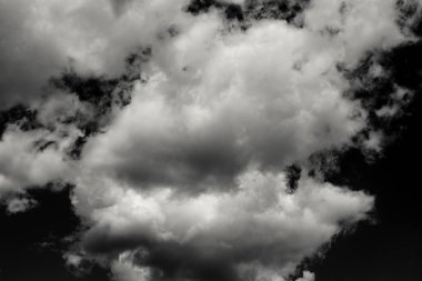 Beyaz siyah arka plan üzerine izole bulutlar topluluğu