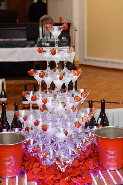 パーティーでシャンパン グラス。シャンパン ピラミッド。お祝いアルコール。集合的な酩酊. — ストック写真
