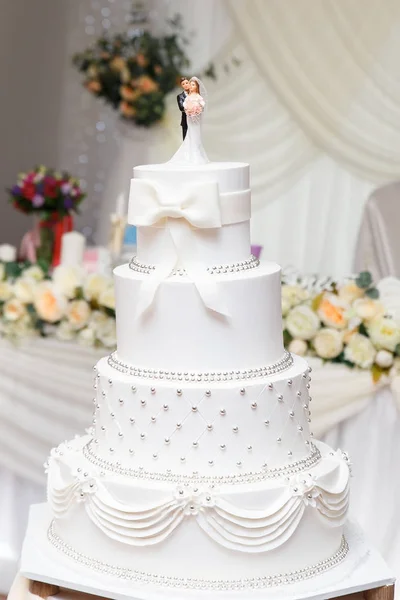 Tarta de boda blanca con figuritas en la mesa —  Fotos de Stock
