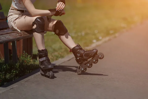 아름 다운 젊은 여자 롤러 스케이트 — 스톡 사진