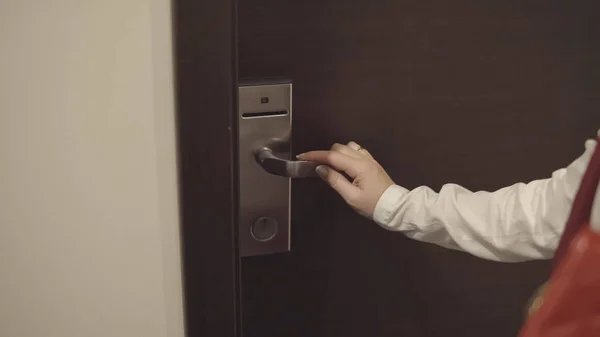 Hands of woman open the door to the room — Stock Photo, Image