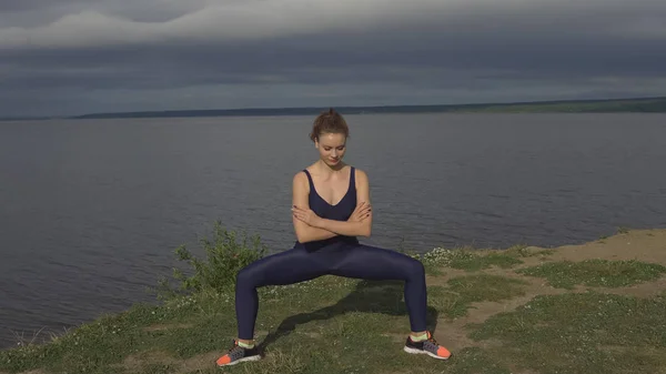 Chica bonita en pose de yoga clásico, concentración de energía —  Fotos de Stock