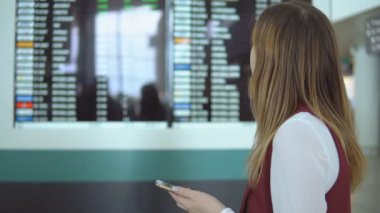 Üzgün kadın smartphone havaalanında yazmaya