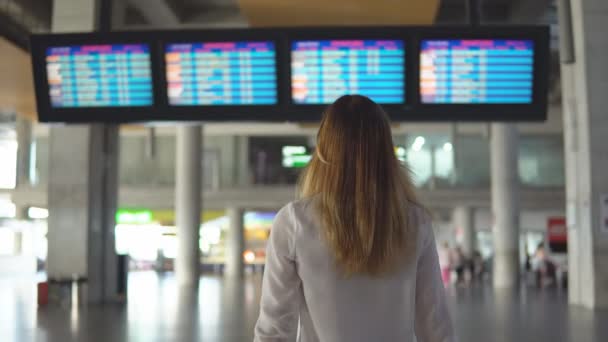 Милая девушка в повседневной одежде грустит в пустом терминале аэропорта опоздала на самолет . — стоковое видео