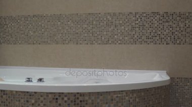 Güzellik kadını banyo yaparken kabarcıkları ile oynamak