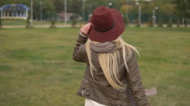 güzel sarışın kız parkta yürüyüş