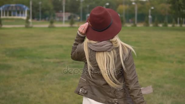 Mooi blond meisje lopen in het park — Stockvideo