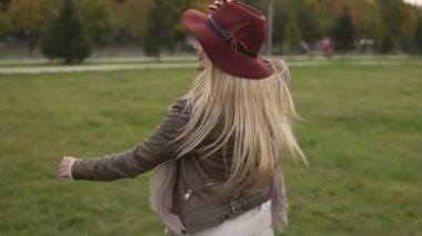 güzel sarışın kız parkta yürüyüş