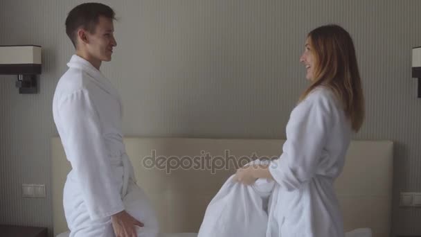 Casal amoroso arranja lutas com travesseiros — Vídeo de Stock