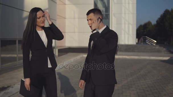 Des hommes d'affaires parlant au téléphone et déçus — Video