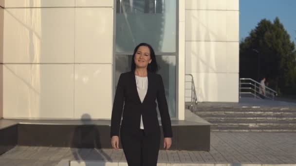 Young businesswoman walks down the street — Stock Video