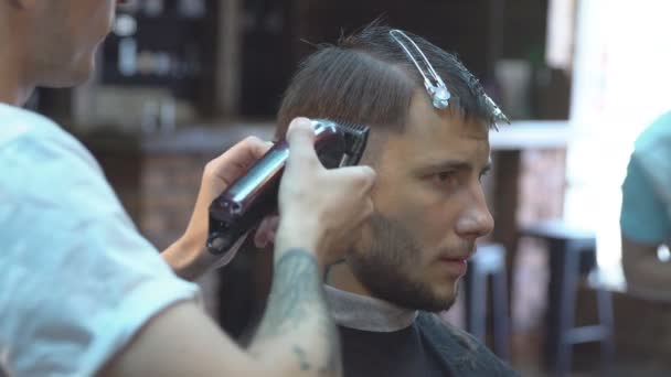 Giovane bell'uomo in barbiere — Video Stock