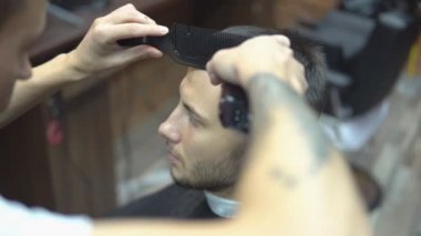 Kendine güvenen adam ziyaret kuaförü Kuaför Dükkanı.