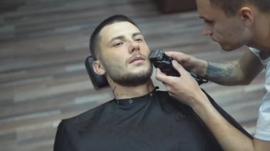 Berber Dükkanı genç yakışıklı adam
