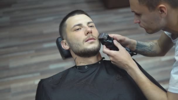 Jonge knappe man in de barbershop — Stockvideo
