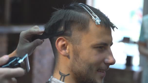 Jovem homem bonito na barbearia — Vídeo de Stock