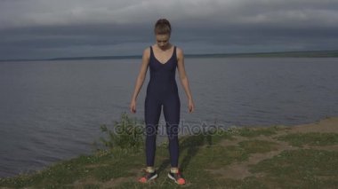 Mavi spor giyim kadında Yoga açık uzanır.