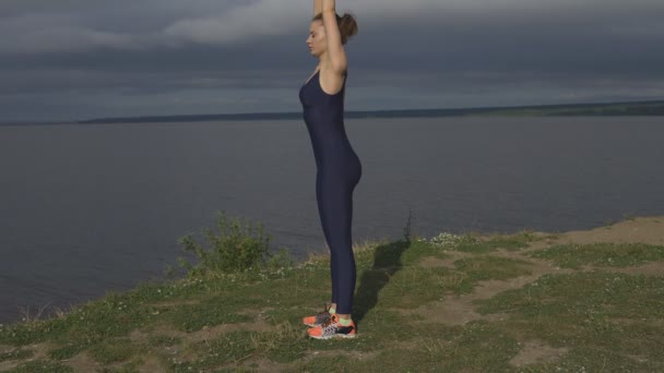 Mujer yoga en ropa deportiva, concentración de energía — Vídeo de stock