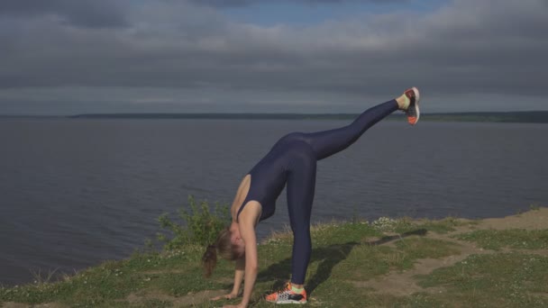 Frau steht auf einem Bein, Gleichgewichtstraining, Yoga — Stockvideo