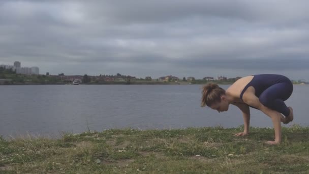 Donna in piedi sulle mani, allenamento dell'equilibrio yoga — Video Stock