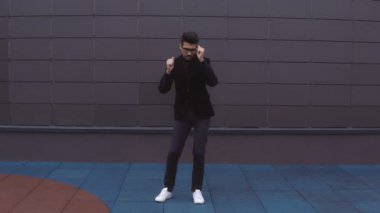 Mutlu dansçı erkek takım elbise funky street Freestyle şehirde dans giymek