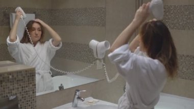 Güzel kadın saç kurutma kurur