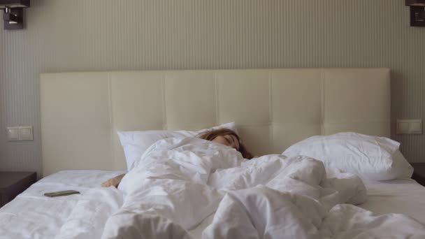 Vrouw wordt uitgeschakeld wekker — Stockvideo