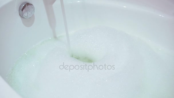 水溅在按摩浴缸。水力按摩池清澈的水域。蓝色水背景 — 图库视频影像