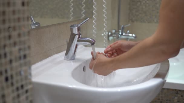 Hombre joven está lavando en el baño — Vídeo de stock