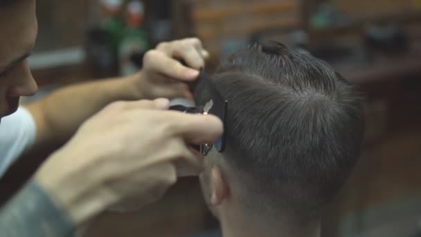 Master snijdt haar en baard van mannen in de kapsalon, Kapper kapsel maakt voor een jonge man — Stockvideo