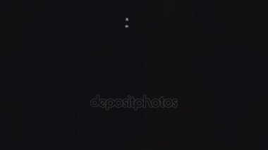 buzdolabında yiyecek arayan aç bir adam portresi