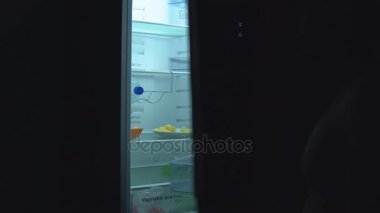 Genç adam meyve tabağı alır