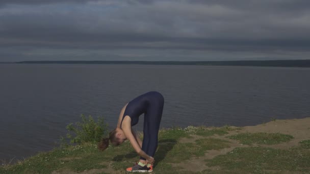 Yoga woman in sportswear, energy concentration — Stock Video