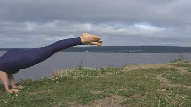 Vrouw staand op handen, yoga evenwicht opleiding — Stockvideo